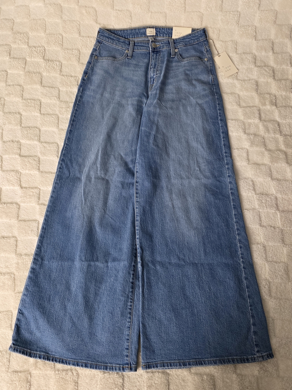 A NEW DAY WIDE LEG HIGH RISE RELAXED HIP + THIGH MEDIUM WASH JEANS SIZE 4 NWT